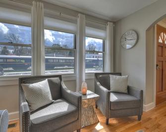 Lovely Brick Cottage in Downtown Blue Ridge - Blue Ridge - Living room