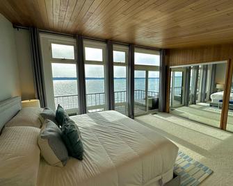 Waterfront Cottage With Unique Design - Brockville - Bedroom