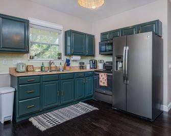 Boho getaway - walkable to downtown Fort Myers! - Fort Myers - Cocina