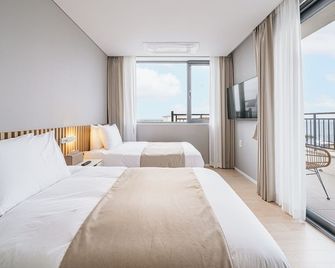 Ddosi Aewol Pool Villa - Jeju City - Bedroom