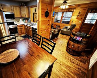 Time Out Inn- Comfy Cozy Private Smoky Mountain Cabin Hot Tub Video Games - Sevierville - Kitchen