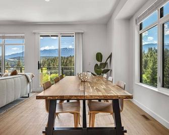 Nordic Nouveau | Hot Tub | Unmatched Lake Views - Invermere - Eetruimte
