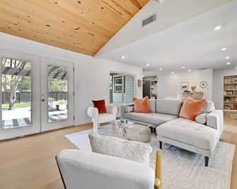 Pet Friendly Soco Home With Cowboy Pool - Webster! - Austin - Living room