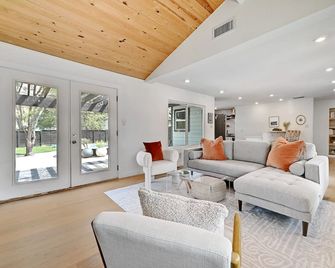 Pet Friendly Soco Home With Cowboy Pool - Webster! - Austin - Sala de estar