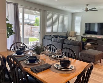 3/2 - Family Friendly, Fully Furnished w/ Jacuzzi - Lincoln - Dining room