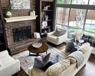 Modern Rockwall Retreat Near Lake Ray Hubbard with Pool - Rockwall - Living room