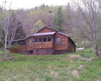 Family-Friendly, Cozy, Spacious Cabin In The Hills Of Hot Springs, Nc. - Hot Springs - Building