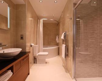 جولدن ليون هوتل - Stirling - حمام