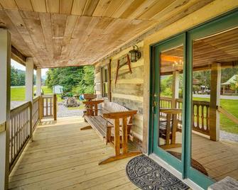 Historic Cabin Retreat ~ 2 Mi to Seneca Rocks! - Seneca Rocks - Patio