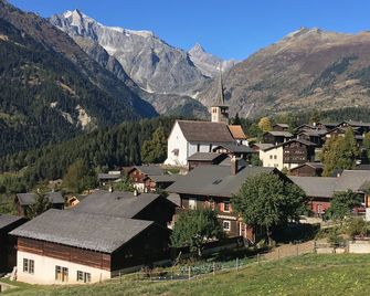Bright quiet apartment with great views of the mountains for hiking and skiing - Ernen - Edificio