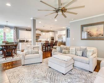 Spacious Chester Home Near Pocahontas State Park! - Chester - Living room