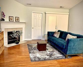 UNCC Ranch - a walk to the Light Rail - Charlotte - Sala