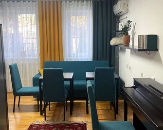 Family Guest House & Hostel - Bishkek - Dining room