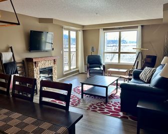 Year round escape in the heart of the rockies! - Invermere - Wohnzimmer