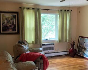 Charming 1-bedroom apartment with WiFi, AC in lovely Edison - Edison - Living room