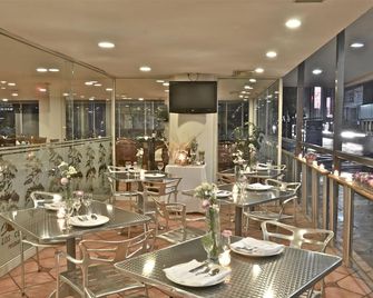 أوتل ميسيون مونتيري ثنترو إستوريكو - مونترّي - مطعم