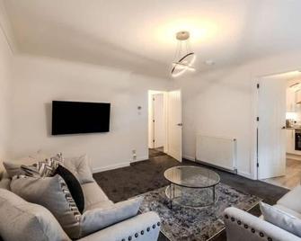 Central location, private parking, free netflix - Aberdeen - Living room