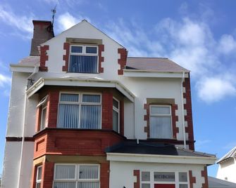 Witchingham B&B - Holyhead - Building