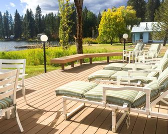 West End Sacheen Beauty! On The Water, Outstanding Views, Amazing Deck And Lawn - Newport - Patio