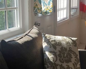 Linda Gaye's Historic Cottage Near Beach & Promenade Star # O4298 - Sylvan Lake - Living room