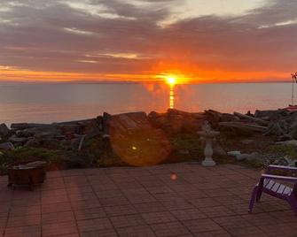 Beach Cottage Getaway-Dog Friendly! - Sequim - Patio