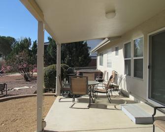 Enjoy relaxing in the Jacuzzi or playing a round of golf! - Prescott Valley - Innenhof