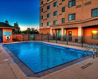Courtyard by Marriott Midland - מידלנד - בריכה