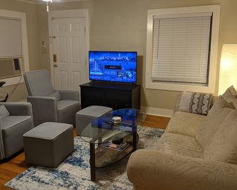 Charming Home with Sweeping Views of the MS River - Vicksburg - Living room