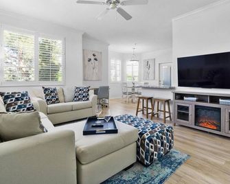 Cool off in the Pool |King Master |Renovated |Gym |BBQ |Close to Downtown Gilbert Hiking & Golf - Mesa - Living room