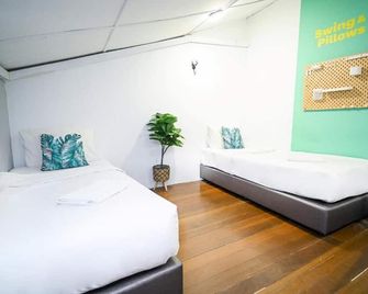 Swing & Pillows @ Beach Street - George Town - Schlafzimmer