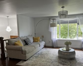 Beautiful and modern 3 Bedroom 2 full BR. - Marlborough - Living room