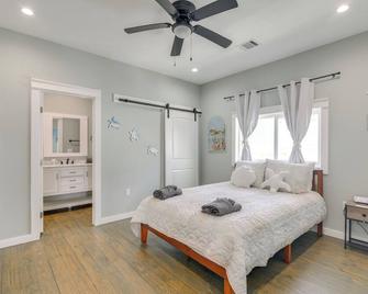 Deck & Patio: Recently Built Bolivar Peninsula Gem - Crystal Beach - Slaapkamer