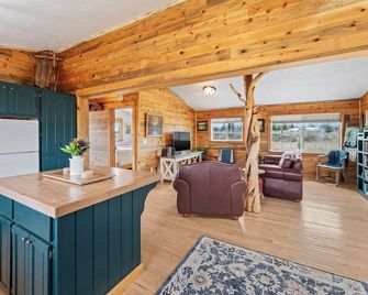 Cozy cabin just outside Sisters, pet friendly, great Mountain View’s, WiFi, & AC - Bend - Living room