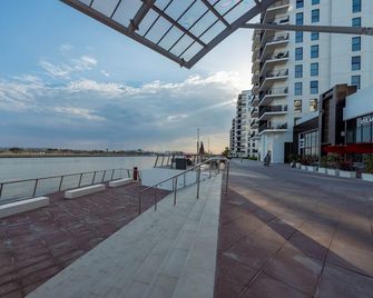 Maison Privee - Exquisite Apt on Yas Island cls to ALL attractions - Abu Dabi - Balcón