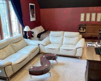 Coach House Wonder Lake! Ideal for Families and Remote Workers!! - Wonder Lake - Living room