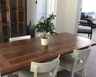 Completely renovated, beautiful home in Sun City - Sun City - Dining room