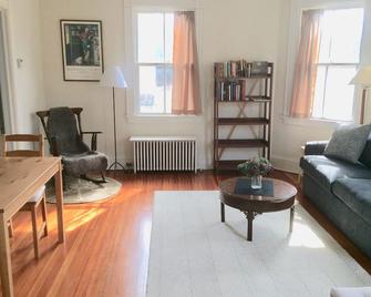 Comfortable Living in Casual 100 yr old Home, 10 min walk to Stonington Village - Stonington - Living room