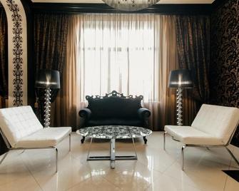 وييك إند بوتيك هوتل - تشيسيناو - غرفة معيشة