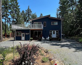 Gabriola Small Suite with Hot Tub - Nanaimo - Building