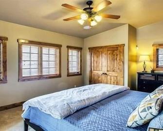 Delightful Cottage with Gas Fireplace - Donnelly - Bedroom