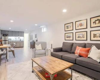 Bright and Cheery, Private Basement Apartment! - Longmont - Living room