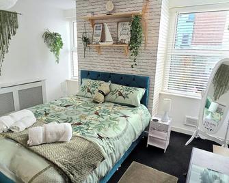 The Hideaway Cottage Feel Patio Central Parking - Southport - Habitación