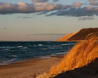 Immaculate home, perfect for 1 or 2 couples, close to Sleeping Bear Dunes sleep4 - Empire