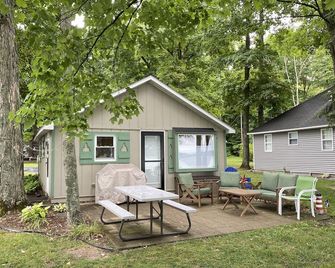 Waterfront Lake Leelanau Cottage with Shared Private Beach - Traverse City - Patio
