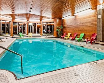 Stony Plain Inn & Suites - Stony Plain - Zwembad