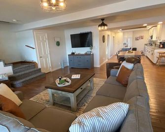 Havana Lakeside Escape- Private Beach & Game Room! - Havana - Living room