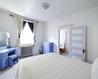 Brown and Hawkins Apartments - Seward - Habitación