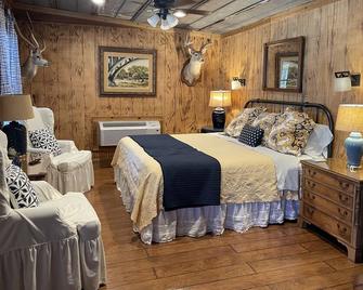 The Cottage At Axis Hill Farm with Private Riverfront - Hunt - Bedroom