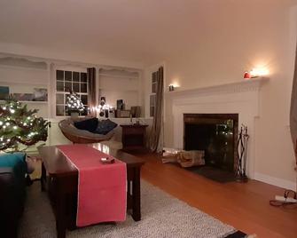 Bright 4 Bedroom / 2 Bath Home on the Farmington River! - Farmington - Living room