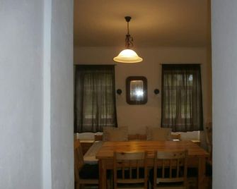 Ninszianna Vendeghaz - Hegyhátszentjakab - Comedor
